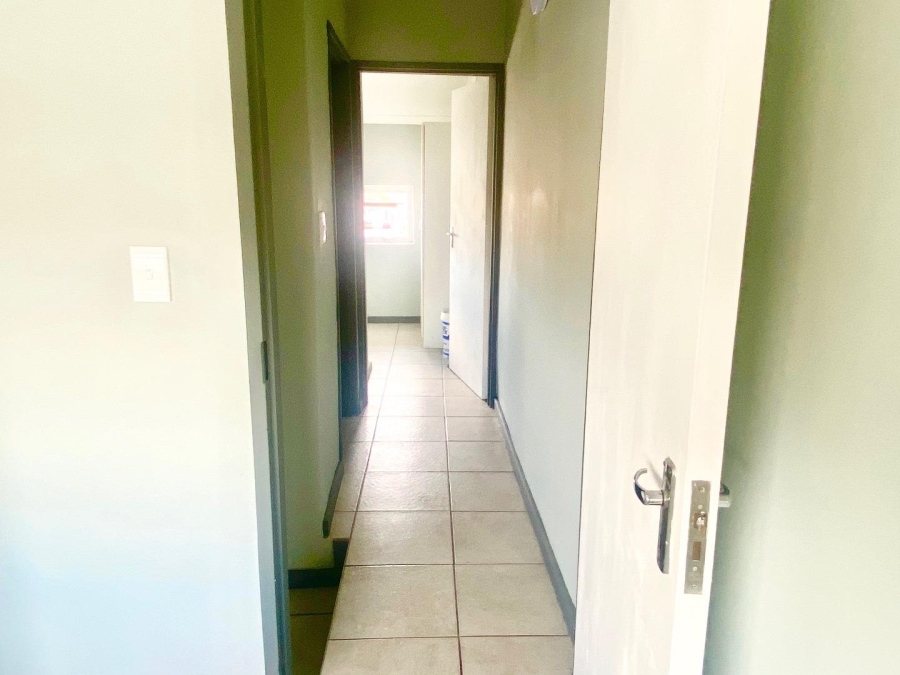To Let 2 Bedroom Property for Rent in Uitzicht Western Cape